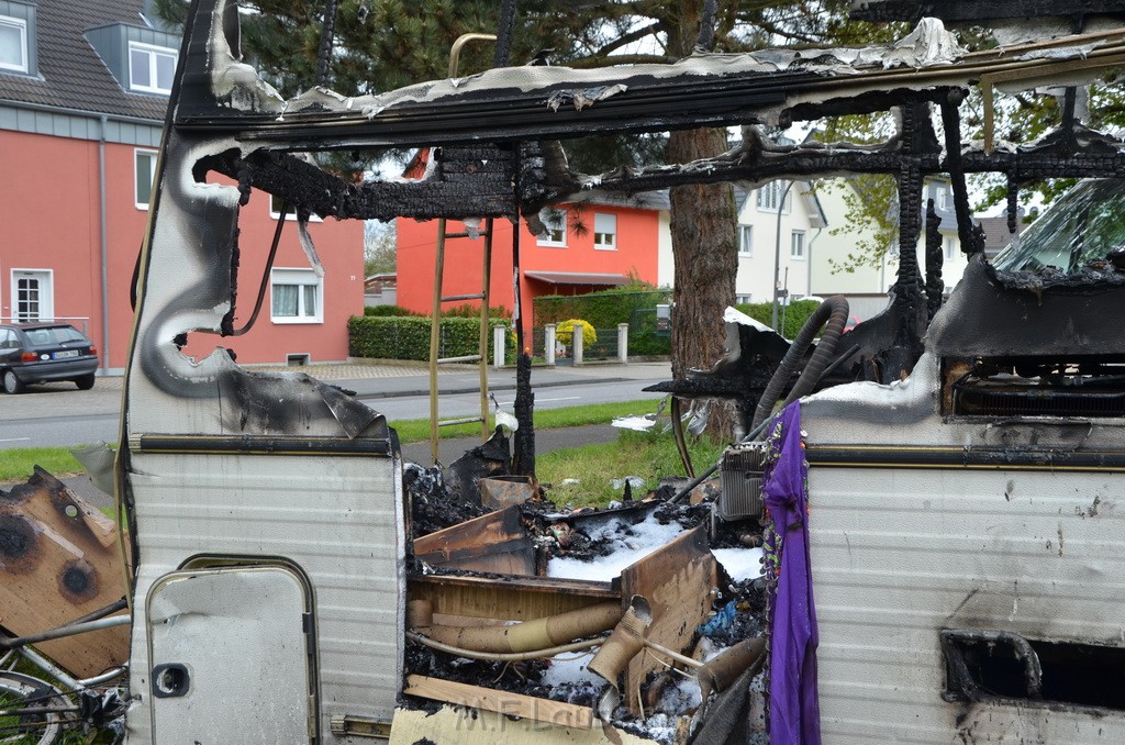 Wohnmobil ausgebrannt Koeln Porz Linder Mauspfad P017.JPG - Miklos Laubert